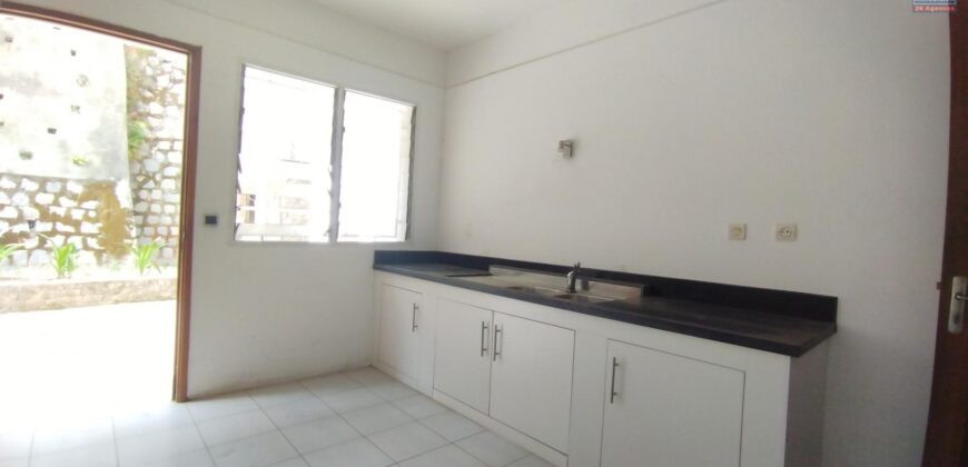 À vendre une charmante villa T5 sur un terrain de 1000 m2 avec une vue imprenable située à Fort Votron