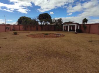 À vendre un beau terrain plat de 781 m2 entièrement clôturé et aménagé situé à Malaza Ampitatafika