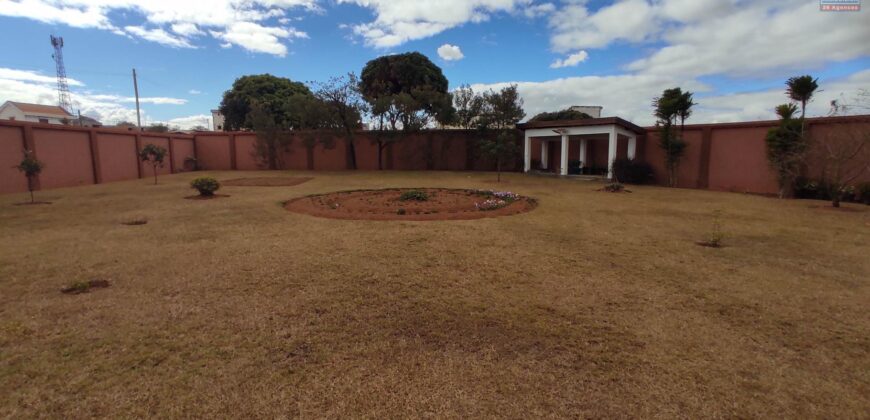 À vendre un beau terrain plat de 781 m2 entièrement clôturé et aménagé situé à Malaza Ampitatafika