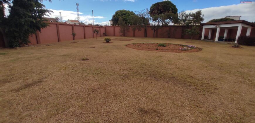 À vendre un beau terrain plat de 781 m2 entièrement clôturé et aménagé situé à Malaza Ampitatafika