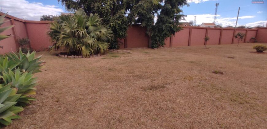 À vendre un beau terrain plat de 781 m2 entièrement clôturé et aménagé situé à Malaza Ampitatafika