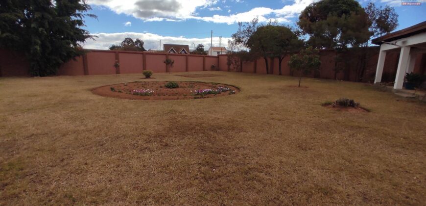 À vendre un beau terrain plat de 781 m2 entièrement clôturé et aménagé situé à Malaza Ampitatafika
