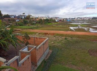À vendre un terrain de 520 m2 situé en bord de la nouvelle route principale Samacou