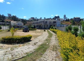 À vendre une propriété avec construction à finir sur 2 342 m² de terrain située à Ambohimangakely