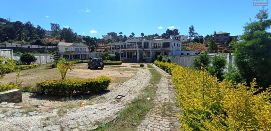 À vendre une propriété avec construction à finir sur 2 342 m² de terrain située à Ambohimangakely