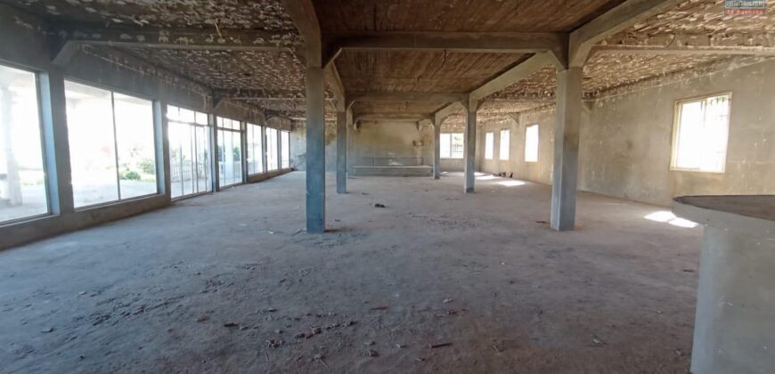 À vendre une propriété avec construction à finir sur 2 342 m² de terrain située à Ambohimangakely