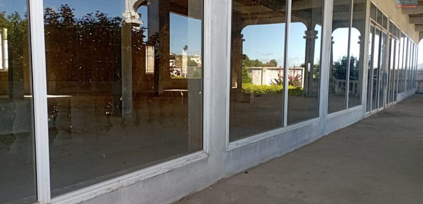 À vendre une propriété avec construction à finir sur 2 342 m² de terrain située à Ambohimangakely
