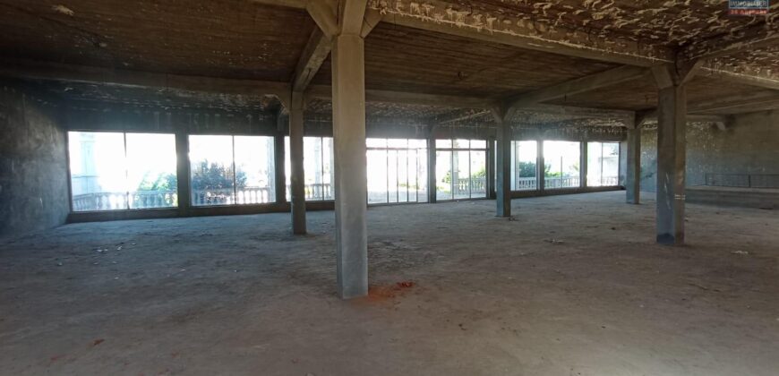 À vendre une propriété avec construction à finir sur 2 342 m² de terrain située à Ambohimangakely