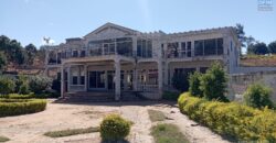À vendre une propriété avec construction à finir sur 2 342 m² de terrain située à Ambohimangakely