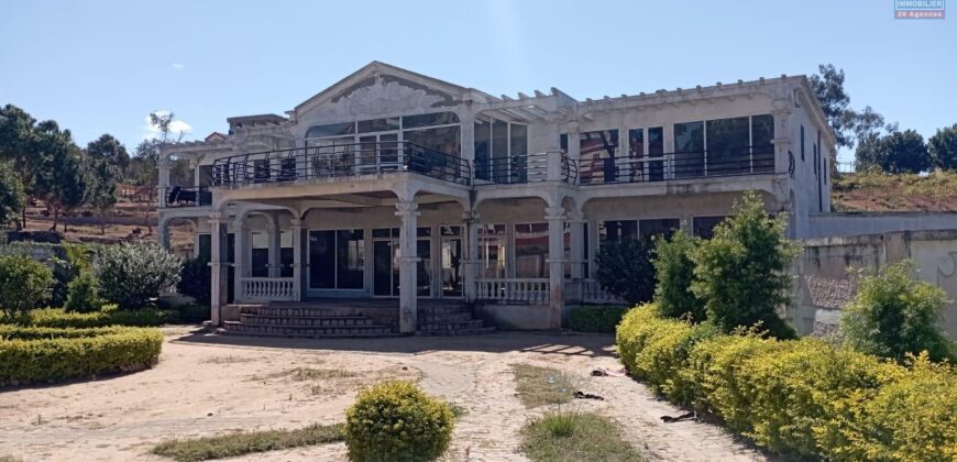 À vendre une propriété avec construction à finir sur 2 342 m² de terrain située à Ambohimangakely