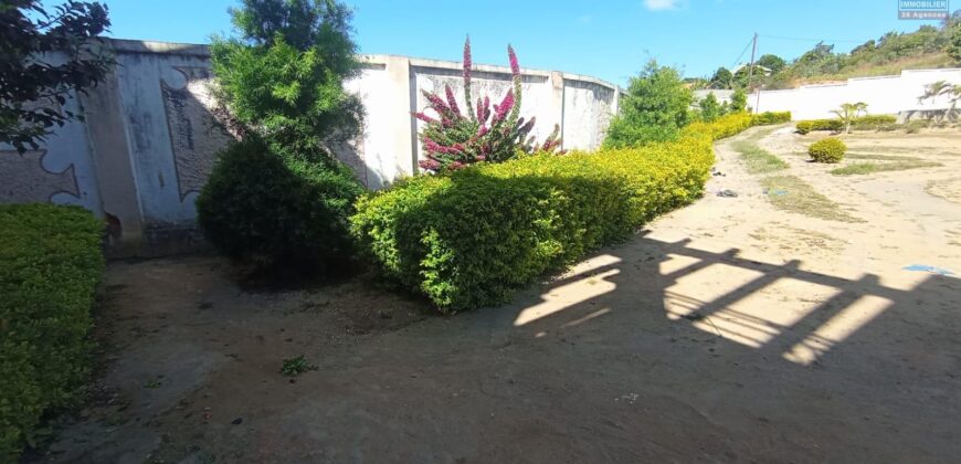 À vendre une propriété avec construction à finir sur 2 342 m² de terrain située à Ambohimangakely