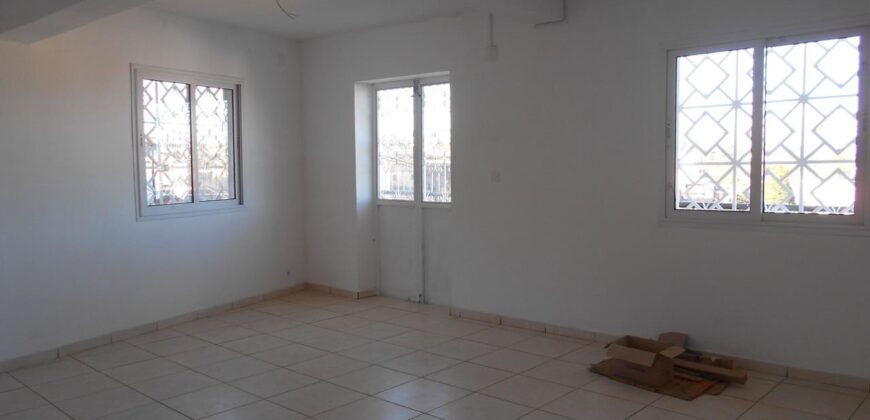 À louer un appartement T3 situé à Ambohimiandra juste à côté de l’école Bird