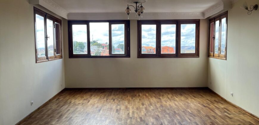 À louer un spacieux appartement T4 situé proche du centre-ville à Ambatovinaky