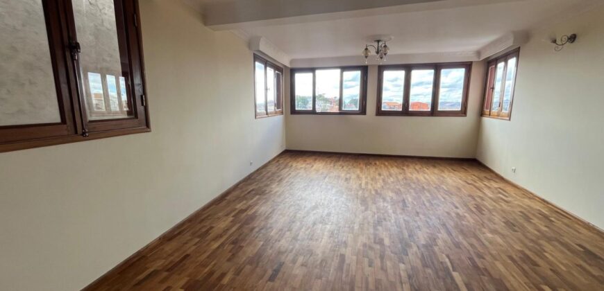 À louer un spacieux appartement T4 situé proche du centre-ville à Ambatovinaky