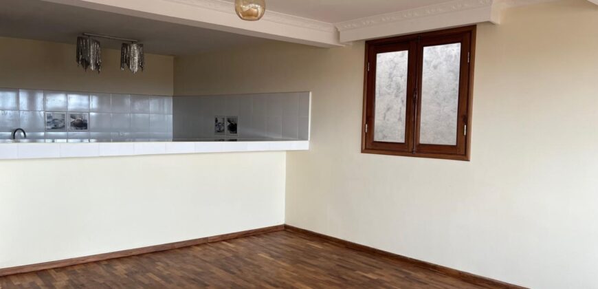 À louer un spacieux appartement T4 situé proche du centre-ville à Ambatovinaky