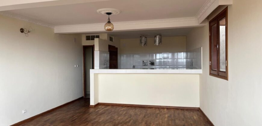 À louer un spacieux appartement T4 situé proche du centre-ville à Ambatovinaky