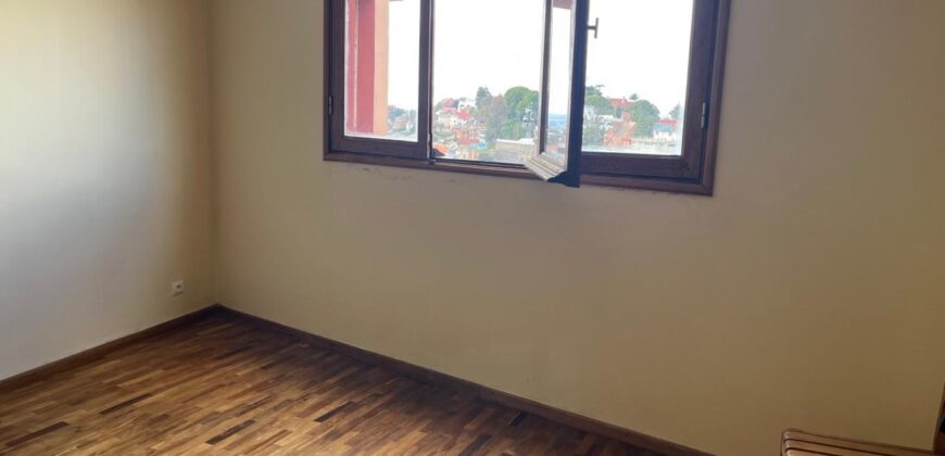 À louer un spacieux appartement T4 situé proche du centre-ville à Ambatovinaky