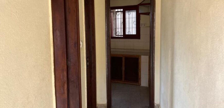 Vente d’une petite villa de 60 m2 sur un terrain de 1485 m2 située dans un secteur calme à Ambatomaro