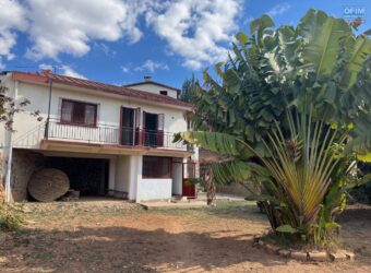 Vente d’une petite villa de 60 m2 sur un terrain de 1485 m2 située dans un secteur calme à Ambatomaro