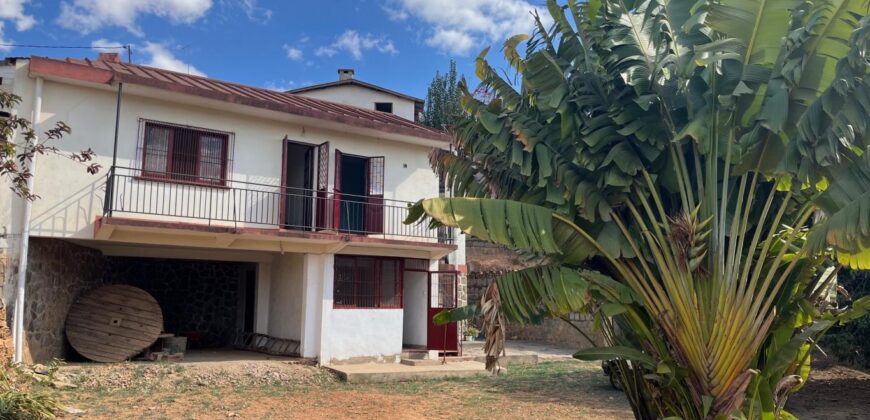 Vente d’une petite villa de 60 m2 sur un terrain de 1485 m2 située dans un secteur calme à Ambatomaro