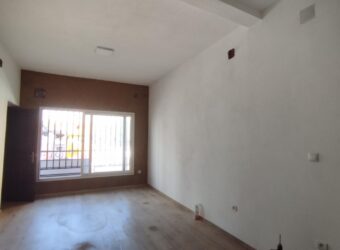 En location un local de 90 m2 sur trois niveaux situé en bord de la route principale à Antaninandro