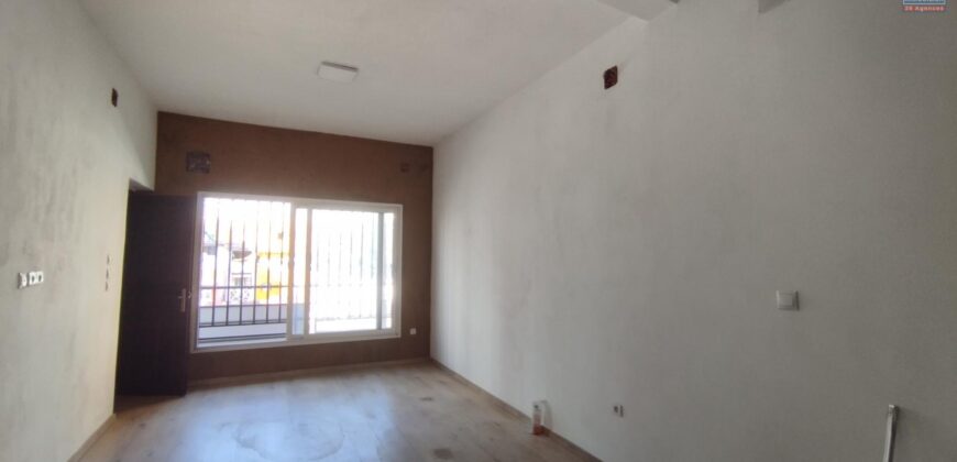 En location un local de 90 m2 sur trois niveaux situé en bord de la route principale à Antaninandro