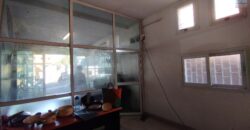 En location un local de 90 m2 sur trois niveaux situé en bord de la route principale à Antaninandro