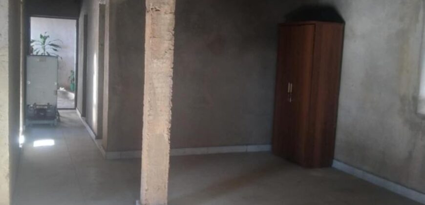 À vendre une villa polyvalente en cours de finition située au cœur de Betongolo