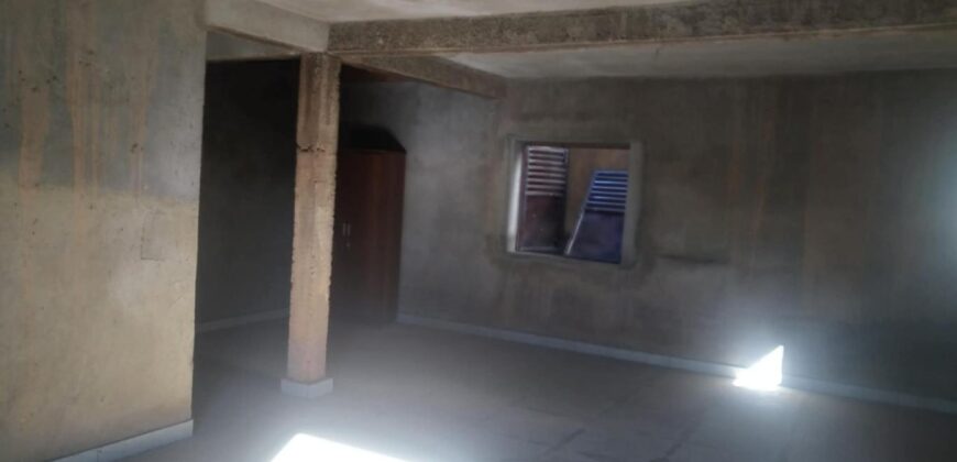 À vendre une villa polyvalente en cours de finition située au cœur de Betongolo