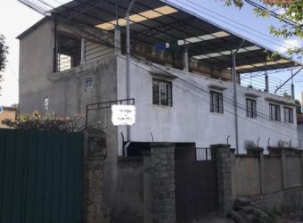 À vendre une villa polyvalente en cours de finition située au cœur de Betongolo