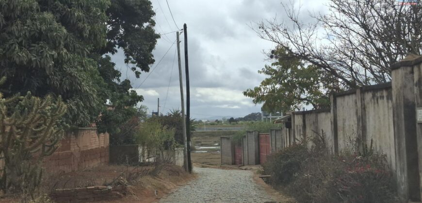Vente d’un beau terrain de 6275 m2 situé dans un quartier résidentiel paisible à Ampitatafika,