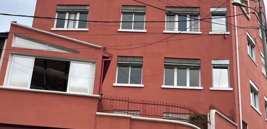 À louer une spacieuse villa T8 sur 5 niveaux située dans un quartier calme sur la Haute Ville