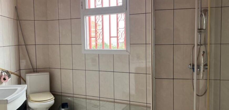 À louer une spacieuse villa T8 sur 5 niveaux située dans un quartier calme sur la Haute Ville