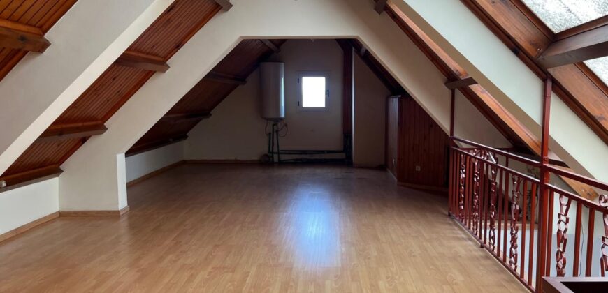 À louer une spacieuse villa T8 sur 5 niveaux située dans un quartier calme sur la Haute Ville