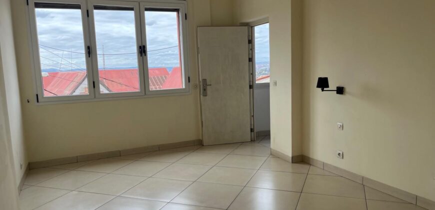 À louer une spacieuse villa T8 sur 5 niveaux située dans un quartier calme sur la Haute Ville