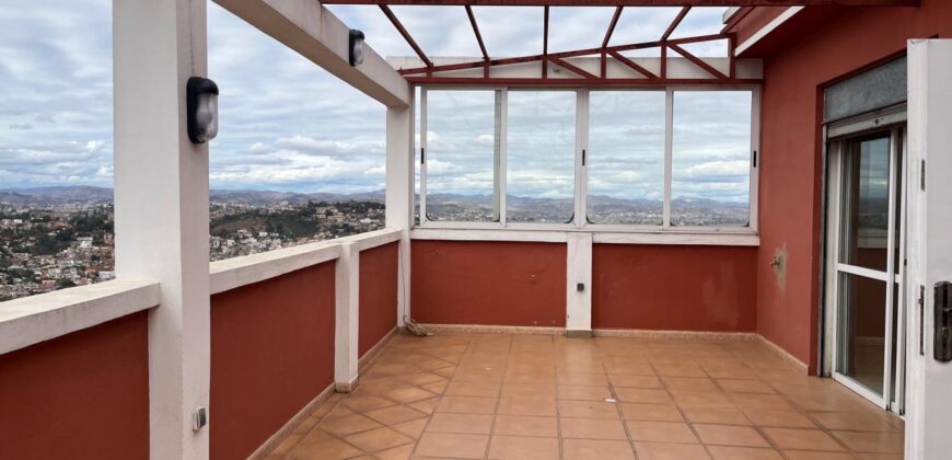 À louer une spacieuse villa T8 sur 5 niveaux située dans un quartier calme sur la Haute Ville