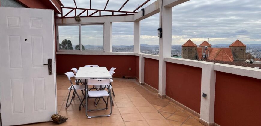 À louer une spacieuse villa T8 sur 5 niveaux située dans un quartier calme sur la Haute Ville