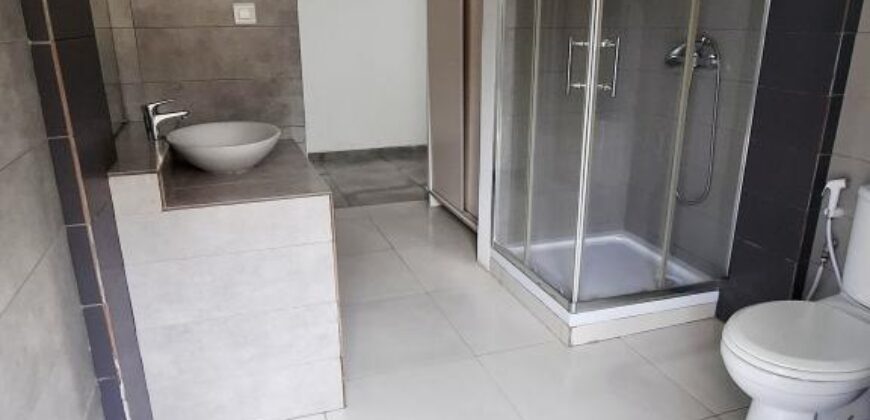 Location d’une belle villa moderne de type F5 avec piscine située à Anosiala Alakamisy