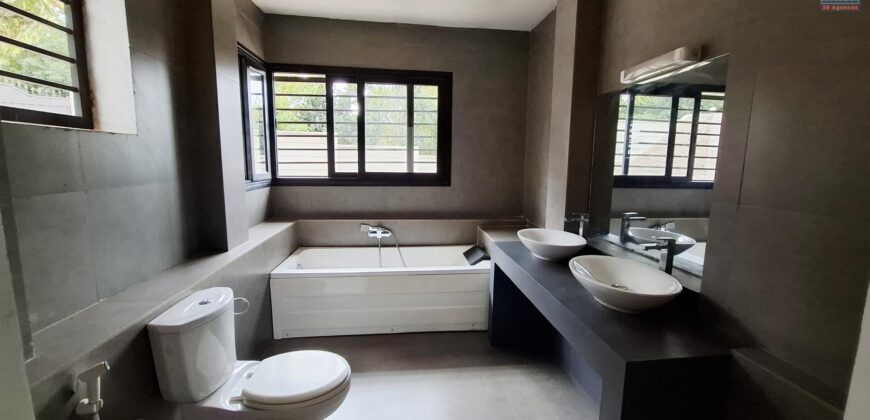 Location d’une belle villa moderne de type F5 avec piscine située à Anosiala Alakamisy