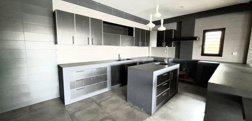 Location d’une belle villa moderne de type F5 avec piscine située à Anosiala Alakamisy