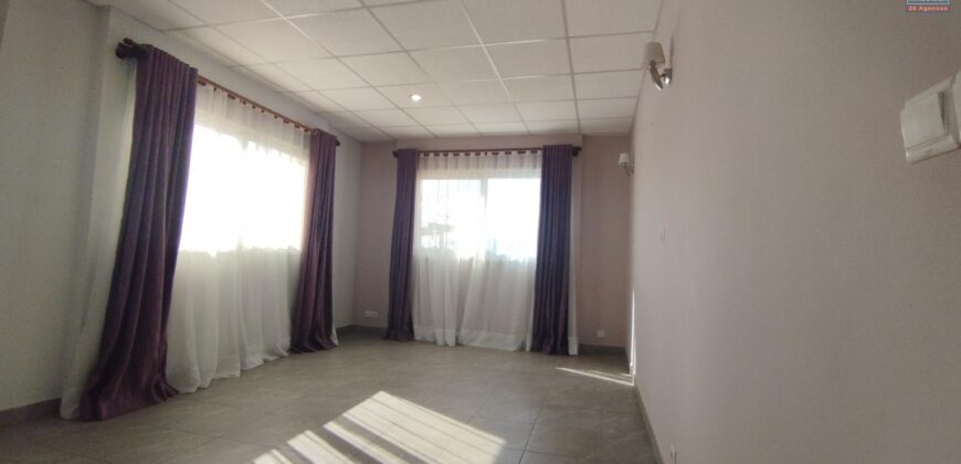 À louer un appartement T3 situé dans une résidence sécurisée à Analamahitsy
