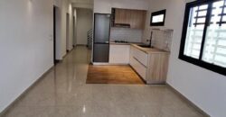 Location villa en bord de route contenant un local commercial et un appartement T4 située sur By-Pass