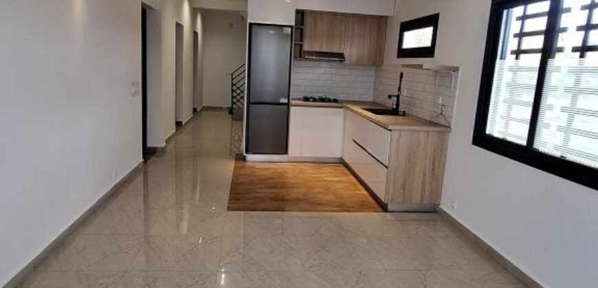 Location villa en bord de route contenant un local commercial et un appartement T4 située sur By-Pass