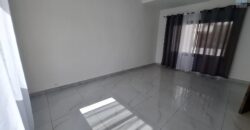 Location villa en bord de route contenant un local commercial et un appartement T4 située sur By-Pass