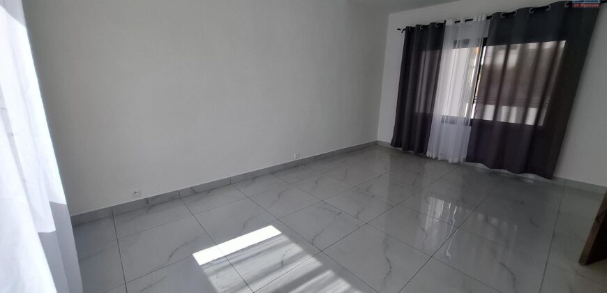 Location villa en bord de route contenant un local commercial et un appartement T4 située sur By-Pass