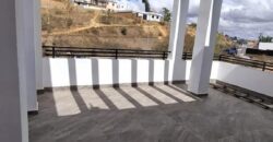 Location villa en bord de route contenant un local commercial et un appartement T4 située sur By-Pass