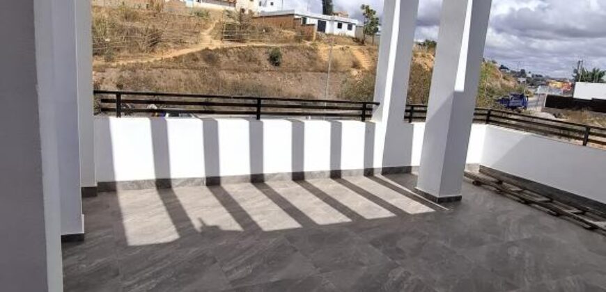 Location villa en bord de route contenant un local commercial et un appartement T4 située sur By-Pass