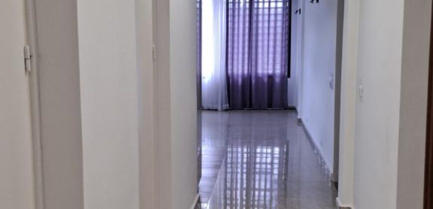 Location villa en bord de route contenant un local commercial et un appartement T4 située sur By-Pass
