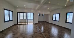 Location villa en bord de route contenant un local commercial et un appartement T4 située sur By-Pass