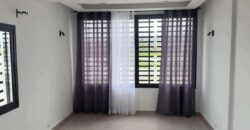 Location villa en bord de route contenant un local commercial et un appartement T4 située sur By-Pass